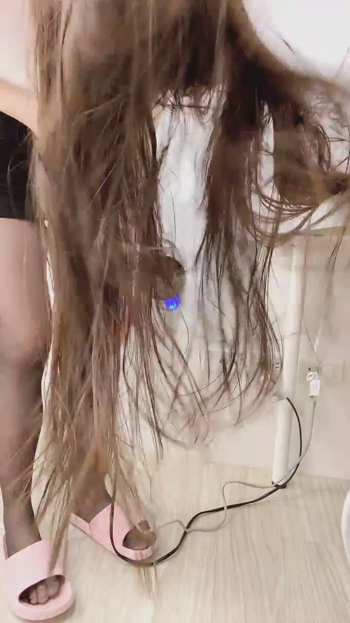  : 雙機齊下！這驚人的髮量加上黑絲美腿，視覺震撼力滿分！💨✨ #長髮控 #黑絲 #美腿 #視覺震撼