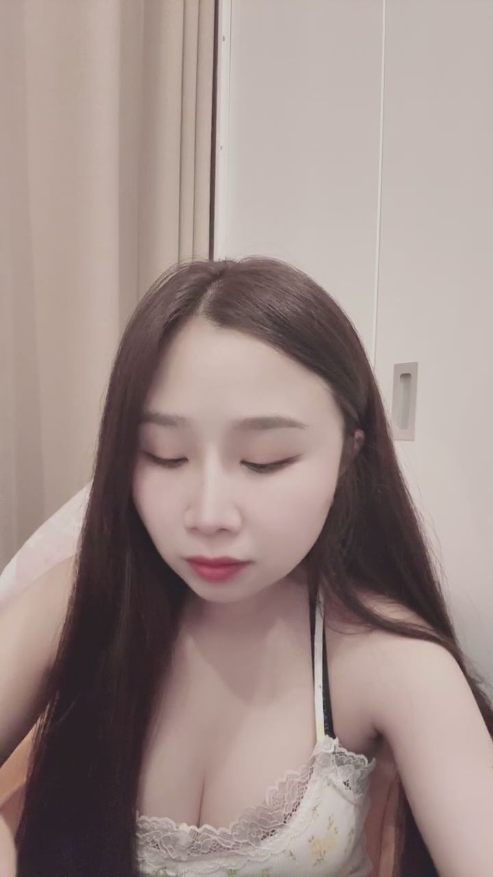 thipphavanh19111989 : 慵懶的午後,只想與你一起分享這份甜蜜。🍓 #女友感 #甜美日常 #吃播 #直播