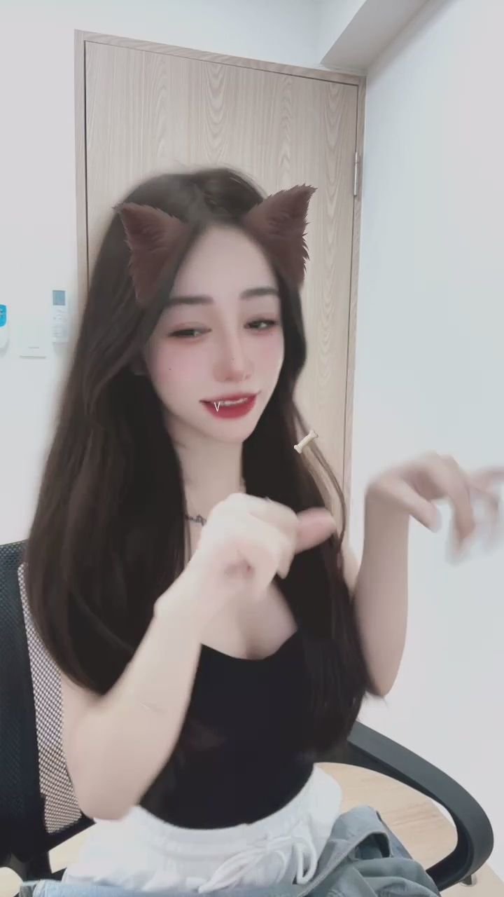  : 跟著節奏搖擺，這隻調皮的小貓咪在對你招手！🐾🎵 #貓耳娘 #節奏律動 #甜美日常