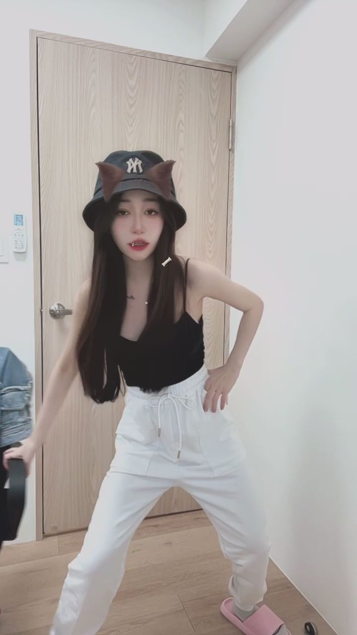  : 感受這波強烈的節奏律動！最後那個靠近的眼神，你跟上了嗎？😉✨ #熱舞 #動感 #貓系女孩