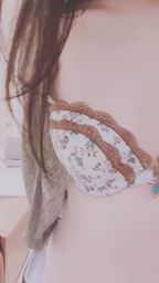 faye_faye : 站起來給你們看看全貌,今天的碎花套裝還合胃口嗎?🌸 #碎花 #穿搭 #好身材