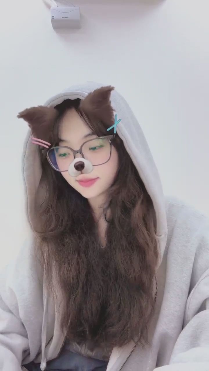  : 抓到你啦！這隻調皮的小貓咪你想帶回家嗎？🐾🐈 #貓系女孩 #手勢舞 #可愛