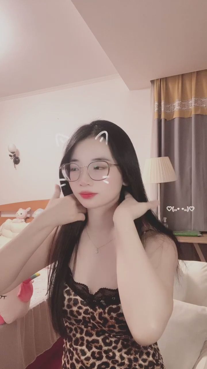  : 豹紋小貓的居家日常，這眼神誰受得了 🐱👓 #豹紋 #眼鏡娘 #居家日常 #可愛濾鏡