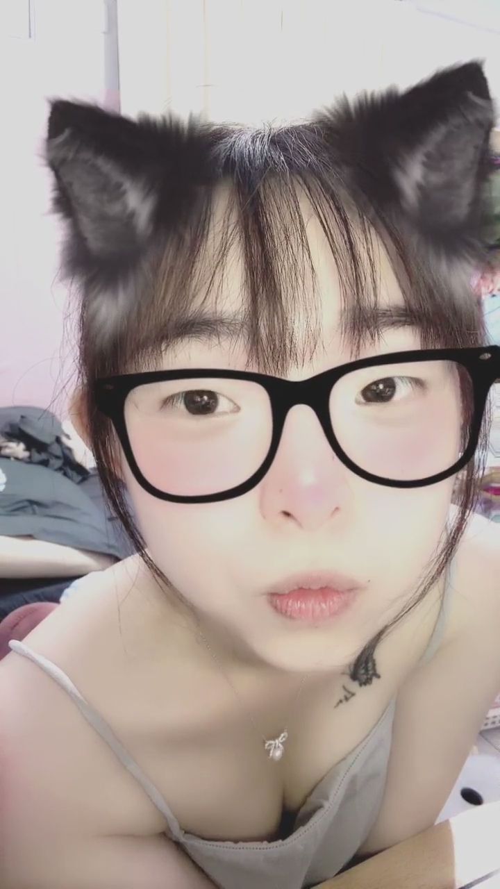  : 再靠近一點點...這樣看我有比較清楚嗎？👀💕 #男友視角 #親密互動 #心動瞬間