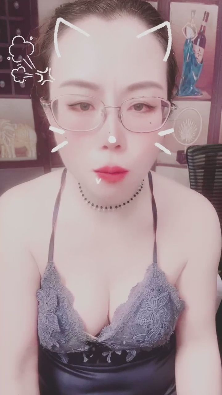  : 被這樣的眼神盯著，心跳是不是漏了一拍？👅💦 #眼神拉絲 #挑逗 #心動瞬間