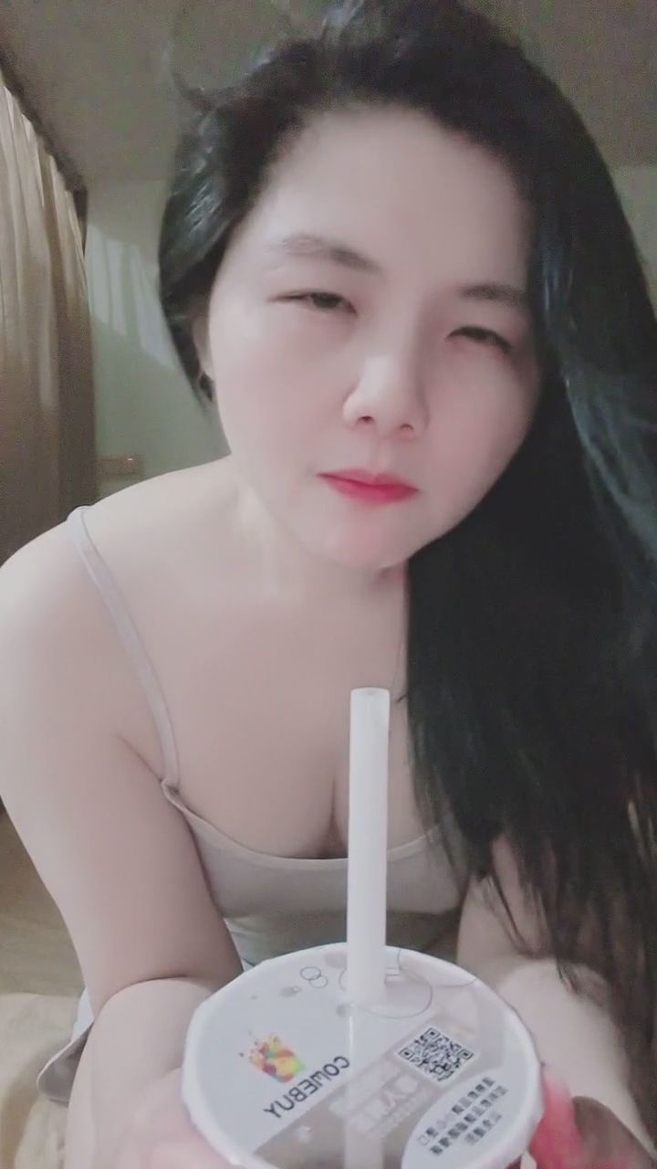 rika55 : 只是喝個飲料,為什麼讓人心跳加速?🥤😏 #眼神交流 #性感暗示 #心動瞬間