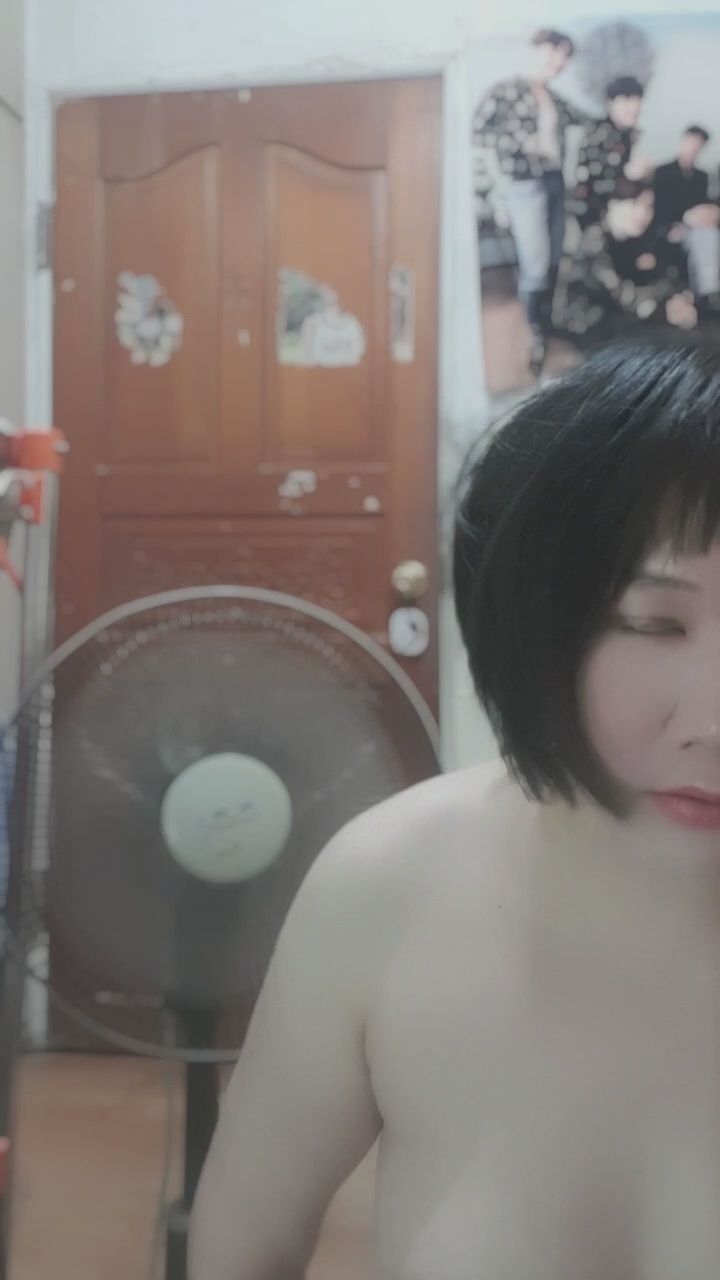  : 你喜歡我為你準備的這個專屬小驚喜嗎？😏 #專屬福利 #眼神殺 #親密互動 #性感日常