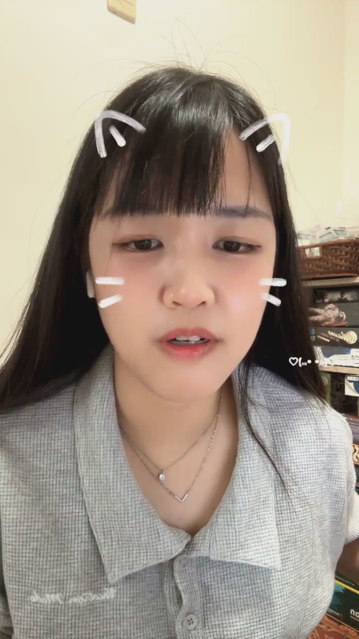 qaz87569798 : 捕捉到一個迷人的咬唇小表情 💋 #咬唇 #微表情 #直播日常