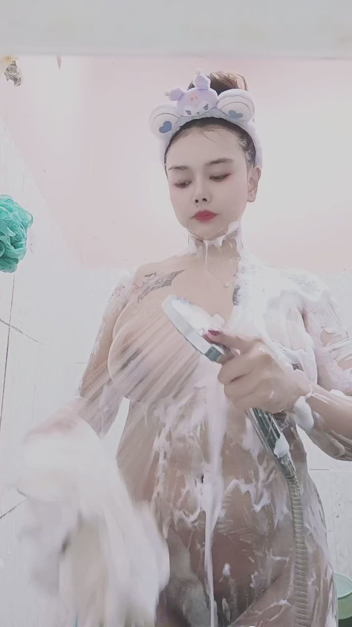  : 滿身泡泡到濕身沖水，快來一起洗香香！🛀✨ #泡泡浴 #洗澡 #好身材