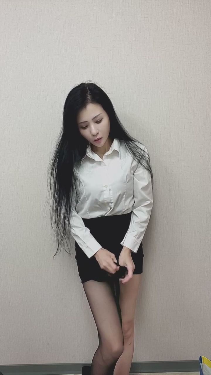  : OL風格的日常著裝時刻，黑絲襪的極致誘惑。👠 #OL穿搭 #黑絲襪 #著裝日常