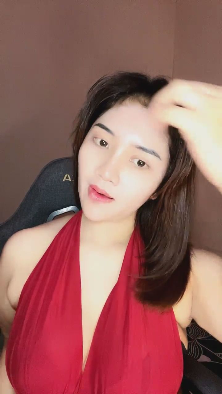huycee56 : 從驚訝到甜笑，這撩髮的瞬間讓我忍不住看了好幾遍！😍🔥 #反差 #魅力 #撩人