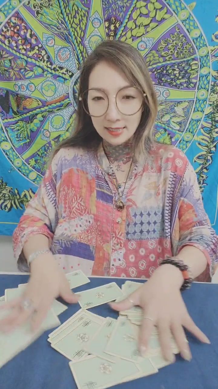  : 時間: 10/14(二)23:00-01:00
主題直播 ：一問就知道！我要拒絕內耗！
愛情工作財運都重要，透過宸甄老師就知道🥰
目標:達2萬鑽
達標就: 唱首歌給你們聽
 #主題直播
準備好看見驚喜了嗎？🔮 讓我帶你一起探索未知的秘密 ✨ #塔羅互動  #命運指引 #塔羅日常 #正能量 #女神互動
最近不順卡卡？不怕！專屬你的調頻開運來了！🎴💖 #開運調頻 #靈魂解讀 #塔羅占卜 #愛情 #工作財運 #前世今生
前進還是放手？面對感情的兩難，專屬你的解答來了！🎴💖 #感情占卜 #塔羅占卜 #愛情抉擇
準備好迎接你的命運揭曉了嗎？🃏✨ #塔羅占卜 #命運揭曉 #神秘力量
命運轉機就在這張牌中！為你帶來深刻啟發🔮 #塔羅 #命理 😊🔮 #塔羅解惑 #女神笑容 #占卜日常👁️✨ #塔羅占卜 #私密互動 #刺青女孩
下場預告：10/19(一)晚上23:00～01:00
雙重指引，靈擺的答案，你看到了嗎？✨🔮聽聽我為你準備的靈魂與占卜密語🔮💖 #心靈交流 #近距離互動 #專屬占卜靈擺的轉動，是否也牽動了你的好運？💫 #靈擺占卜 #好運勢 #專屬指引牌陣已展開，哪一張是屬於你的命運指引？🃏✨ #塔羅占卜 #儀式感 #命運選擇指尖流轉的塔羅牌，為你揭開命運的指引 ✨ #塔羅 #占卜 #命運