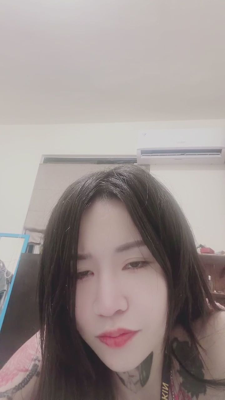  : 這個側身視角與刺青，給你帶來多少心動？😍 #刺青女神 #性感側顏 #完美曲線