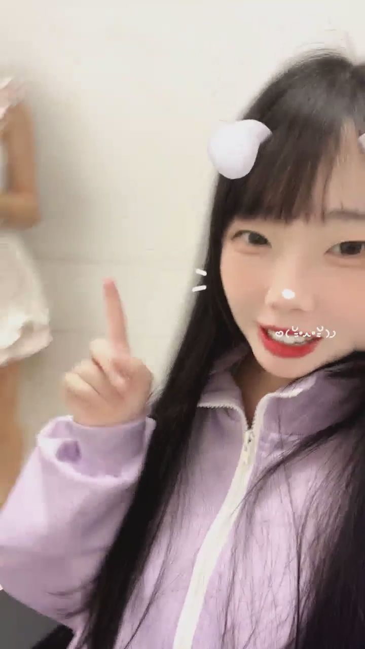  : 簽名簽到一半突然...這互動太犯規了吧！😳💋 #突發 #親密互動 #直播精華 #驚喜
