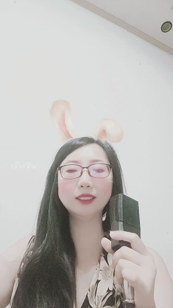 jolinbebe : 從深情開唱到一秒破功的甜美大笑，這反差萌的笑容真的會讓人融化～✨ #女友感 #甜美笑容 #反差萌 #兔耳 #直播精華. baby 蒐集跑車禮爆富