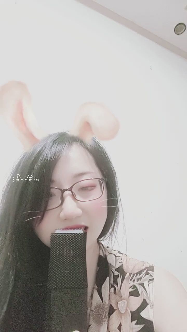 jolinbebe : 這麼近的距離，這咬唇的小表情誰受得了？🐰💦 快來感受心臟爆擊的瞬間！ #性感 #咬唇 #兔耳女孩 #心動瞬間 #直播日常
