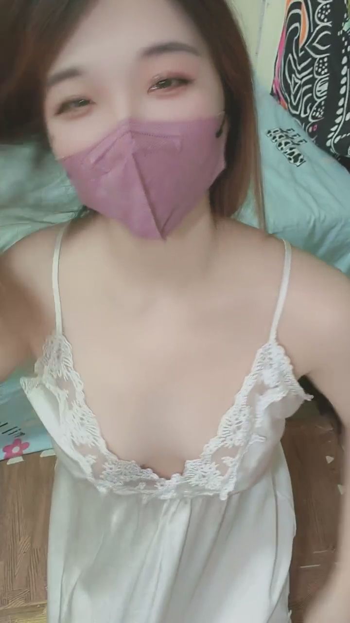 : 坐下來給你一點特別的驚喜～裙襬底下的秘密想看嗎？🫣 #性感大腿 #絕對領域 #純慾