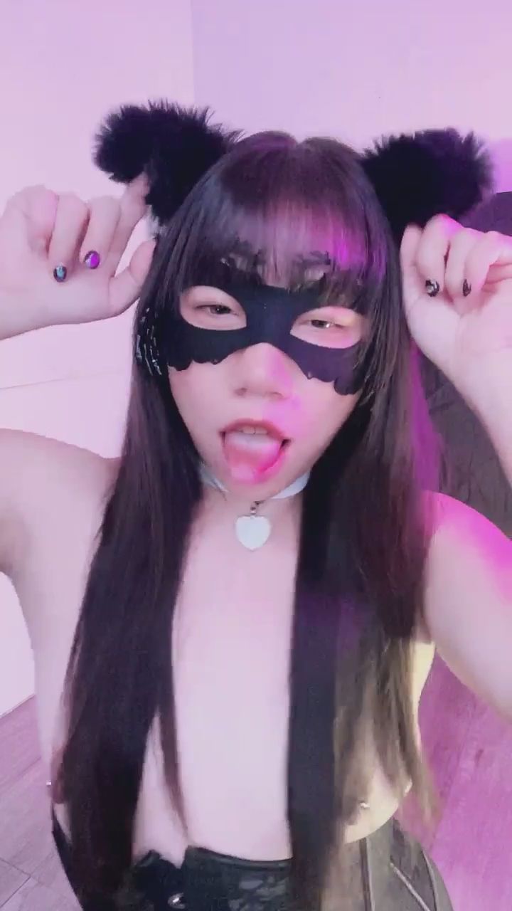  : 這隻壞小貓你不想帶回家嗎？😼💦 #貓耳 #性感馬甲 #挑逗