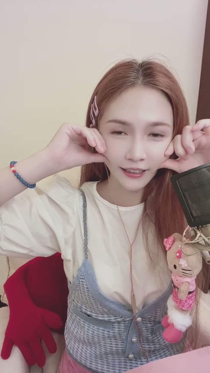 : 捏臉殺來襲！哪一個小表情戳中了你的心？😍 #直播日常 #可愛互動 #捏臉 #心動瞬間