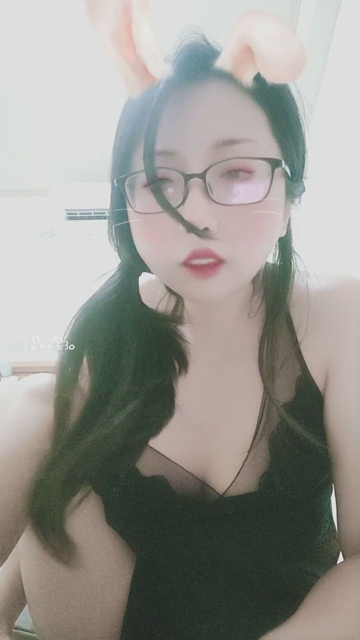 jolinbebe : 被這雙眼睛緊緊盯著，還對著鏡頭吹氣，誰能抵擋得了？👓💓 #眼鏡娘 #兔耳 #眼神交流 #第一視角 #直播日常