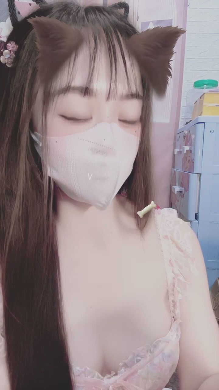  : 捕捉少女整理造型的日常瞬間 🐱✨ #直播 #貓耳 #可愛