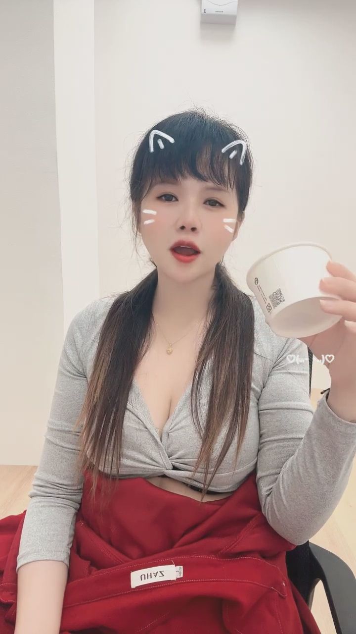  : 這杯水好像特別甜，你想不想也嚐一口呢？🔥 #性感主播 #挑逗 #誘惑