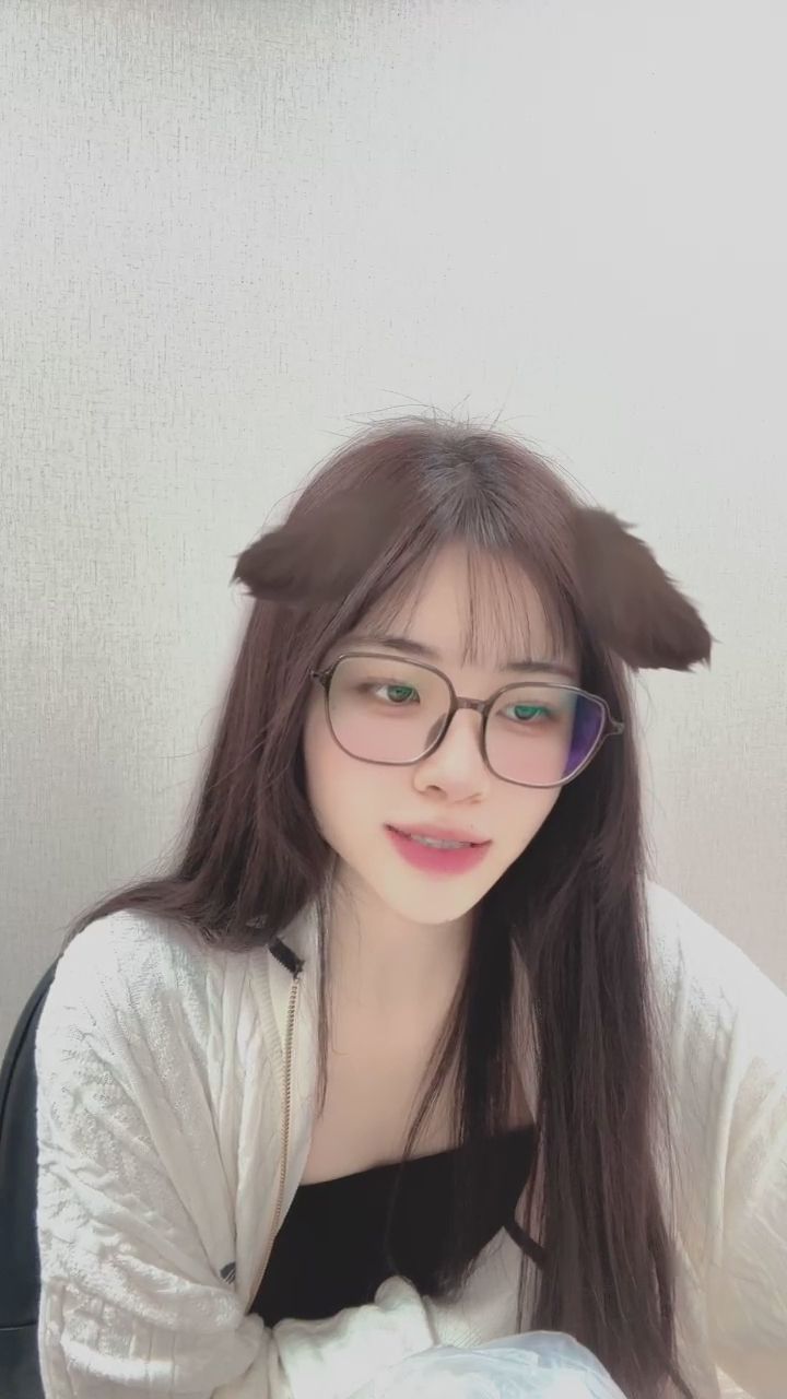  : 一直看著你傾訴，最後的撥頭髮有沒有讓你心動？💞 #心動瞬間 #女友感 #日常互動