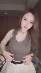 itsvina : 🎀 今天有乖乖打扮成甜妹唷~🤍
偷偷問一下……
今天這樣有沒有可愛到你嗎?🥺💕
人家可是有認真打扮耶✨
今天不接受差評 只接受誇誇🤭💗
#甜美穿搭 #百褶裙 #直播精華