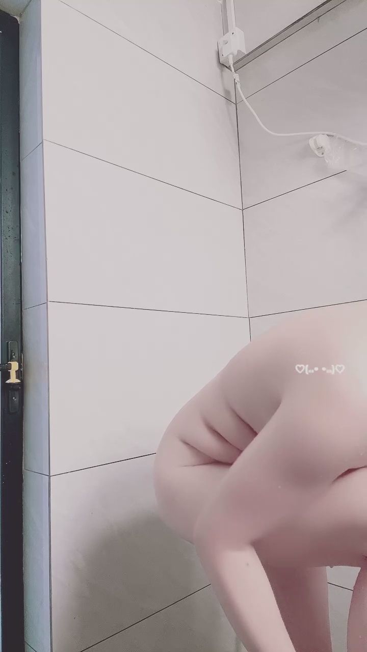  : 淋浴間的私密特寫，感受水流與視線的交集。💦🚿 #淋浴 #私密日常 #福利
