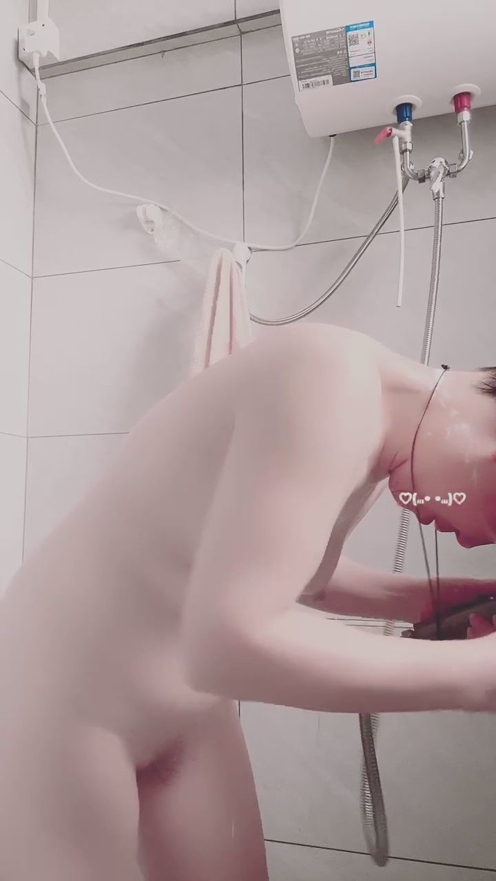 x8011 : 認真洗髮的模樣，搭配俯身沖水的視角，今晚一起洗澡嗎？🚿👀 #洗髮 #沐浴 #誘惑日常