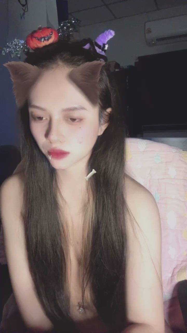sunsnows : 這樣靠近看，有被我迷住嗎？🎃😈 #萬聖節 #靠近鏡頭 #親密互動