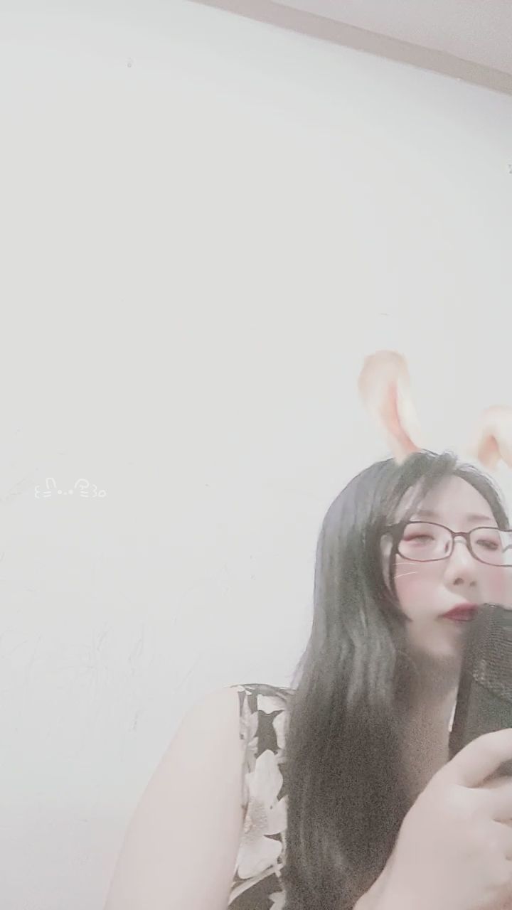  : 眼鏡娘與可愛兔耳的完美結合！今晚想聽我為你唱哪首歌呢？🎤🐰 #眼鏡娘 #兔耳 #點歌 #直播互動