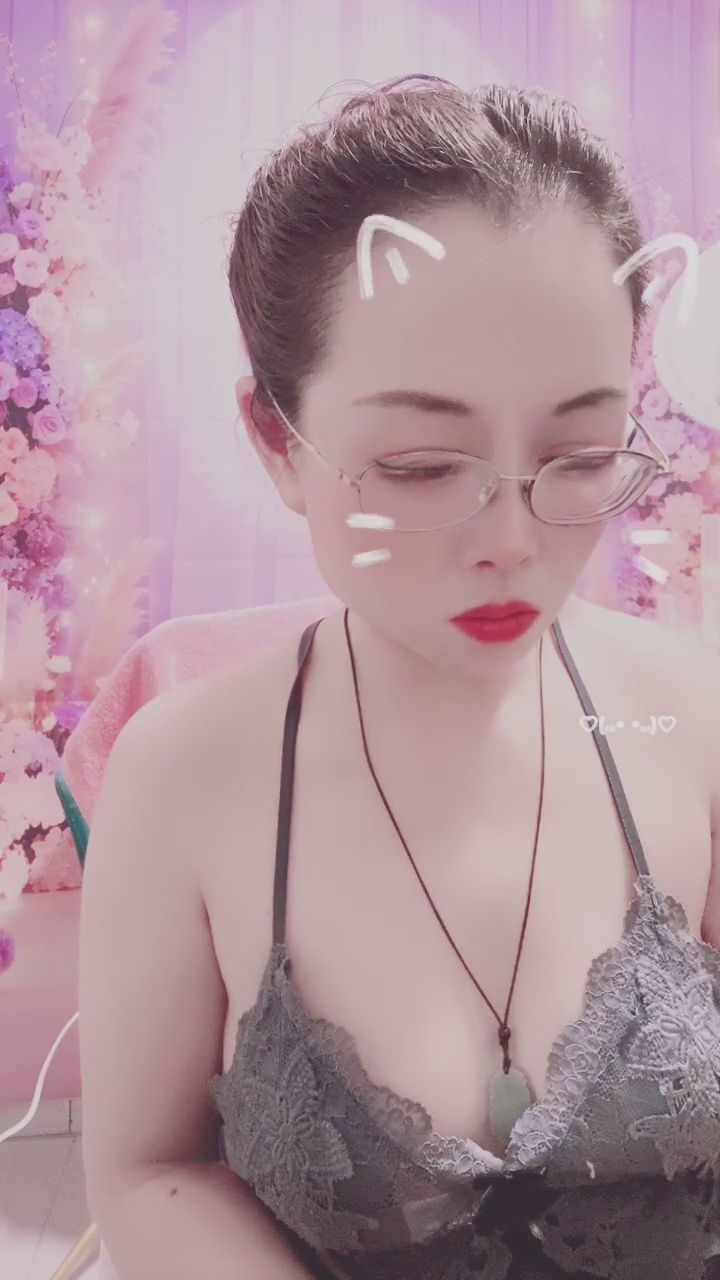  : 整理頭髮的自然瞬間，簡單又迷人✨ #日常 #氣質 #直播