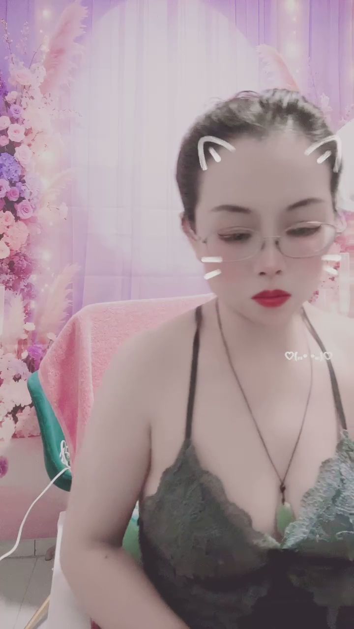  : 慢慢靠近你，心跳有加速嗎？💓 #近距離 #心動 #深情對視