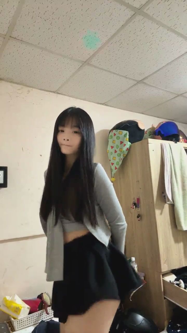  : 居家熱舞時間！跟著節奏一起搖擺，這套穿搭你們給幾分？🦋✨ #居家熱舞 #穿搭日常 #性感曲線 #舞蹈
