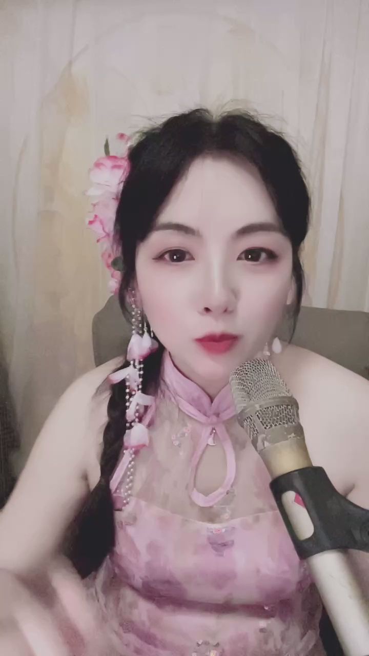 ickyt41 : 靠近一點點，心跳漏一拍～粉色碎花旗袍的溫柔瞬間🌸🎧 #溫柔視角 #旗袍穿搭 #近距離 #女友感