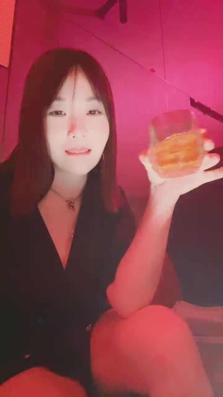  : 今晚的微醺時刻，這杯酒敬你！🥂✨ #微醺 #乾杯 #夜生活