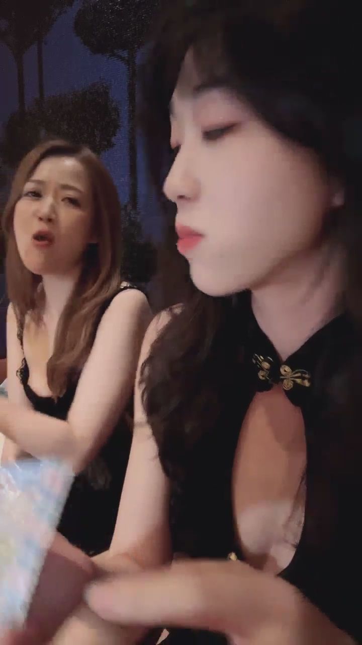 meijiu__ : 想試試看這種零食吃法嗎?💋 #性感內衣 #閨蜜 #口對口