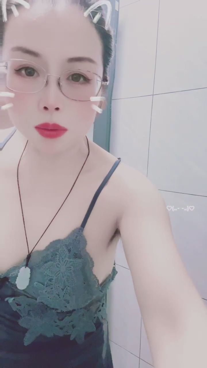  : 卸下圍裙的瞬間，才是真正居家誘惑的開始... 今晚想看哪一套？🖤👗 #蕾絲睡衣 #居家反差 #性感穿搭