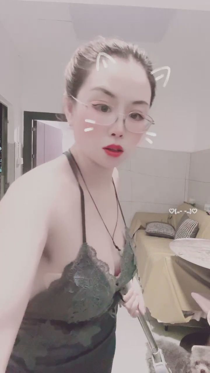  : 居家大掃除也有毛小孩搗蛋！忙碌完的甜美靠近，有沒有融化你的心？🐶🧹 #居家日常 #寵物互動 #反差萌