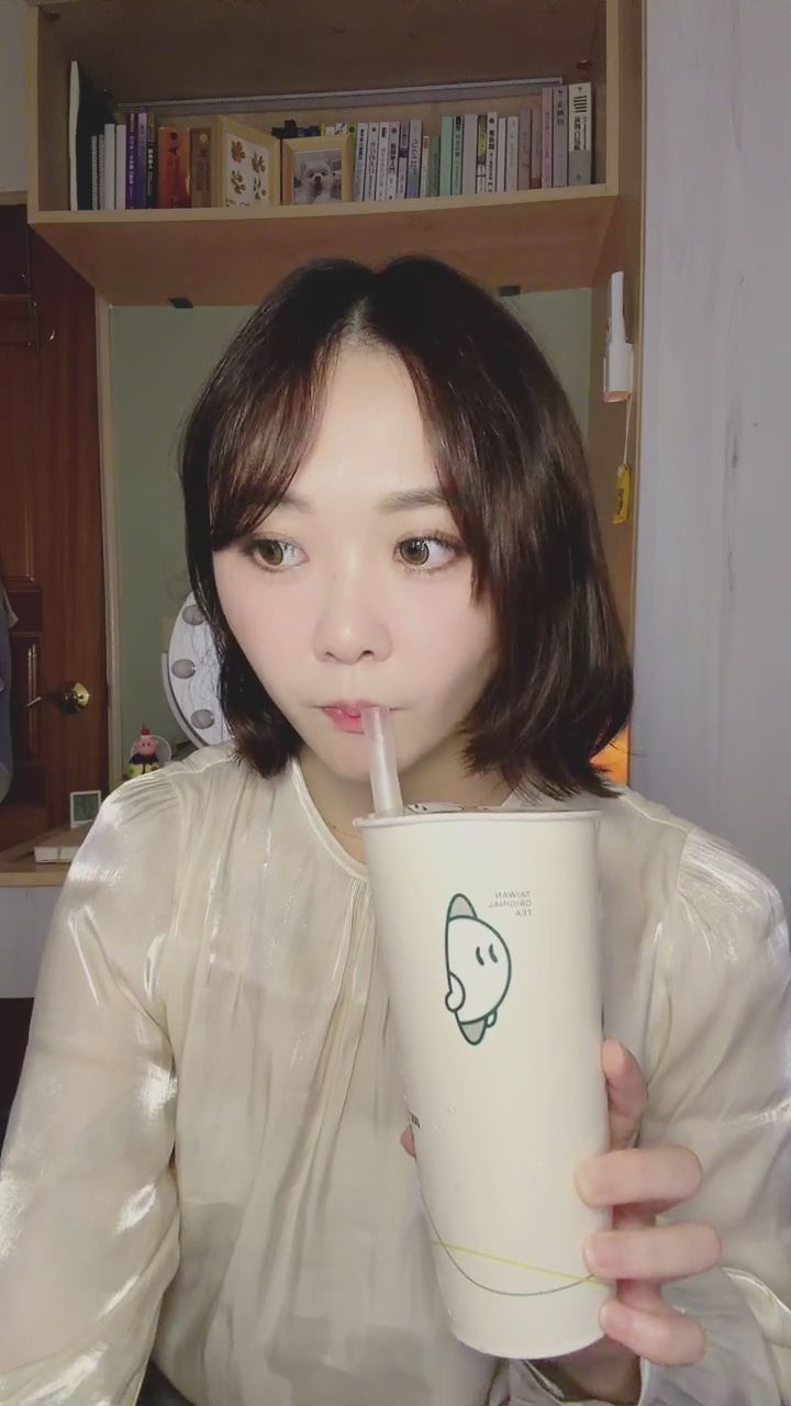  : 喝口水也要盯著你看 💧 靠近一點讓你心跳加速！ #直播日常 #眼神交流 #心動瞬間 #女友感