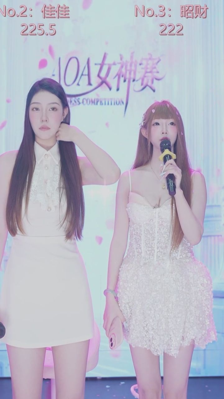 aoa888 : 捕捉女神的俏皮時刻！這自信的笑容和手勢你給幾分？👌💖 #女神互動 #甜美笑容 #直播精華