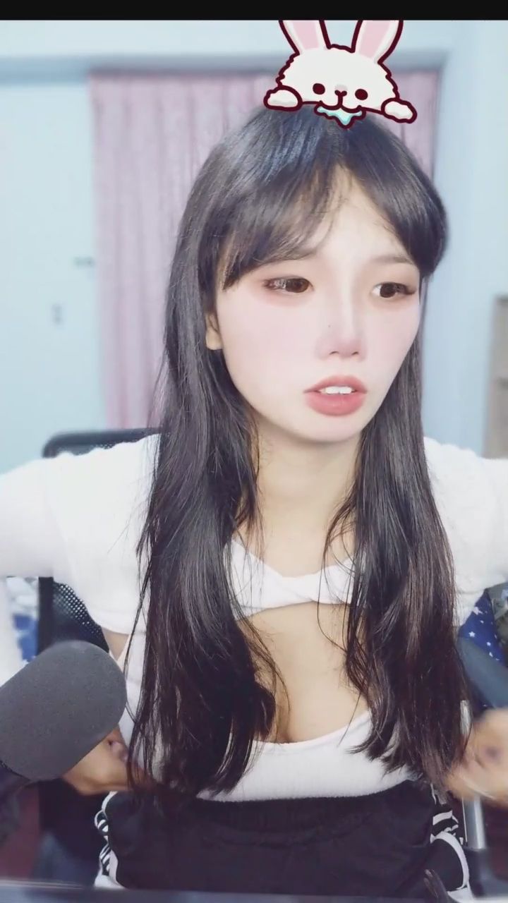 fabgruru_0731 : 開懷大笑後的小動作最可愛！喝完牛奶順手整理衣領，每個自然瞬間都讓人心動 🥛✨ #甜美主播 #直播日常 #心動瞬間