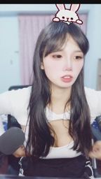 fabgruru_0731 : 開懷大笑後的小動作最可愛!喝完牛奶順手整理衣領,每個自然瞬間都讓人心動 🥛✨ #甜美主播 #直播日常 #心動瞬間