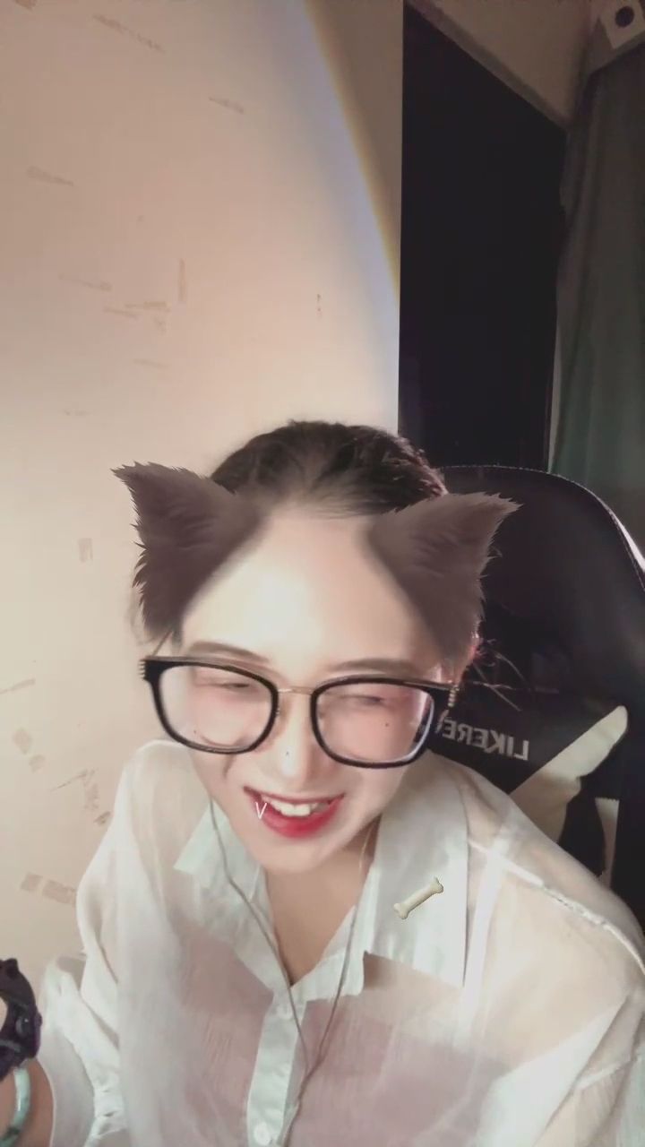  : 貓耳眼鏡娘的 wink 攻勢，誰能抵擋得住？😻✨ #貓耳 #眼鏡娘 #甜美日常 #心動瞬間