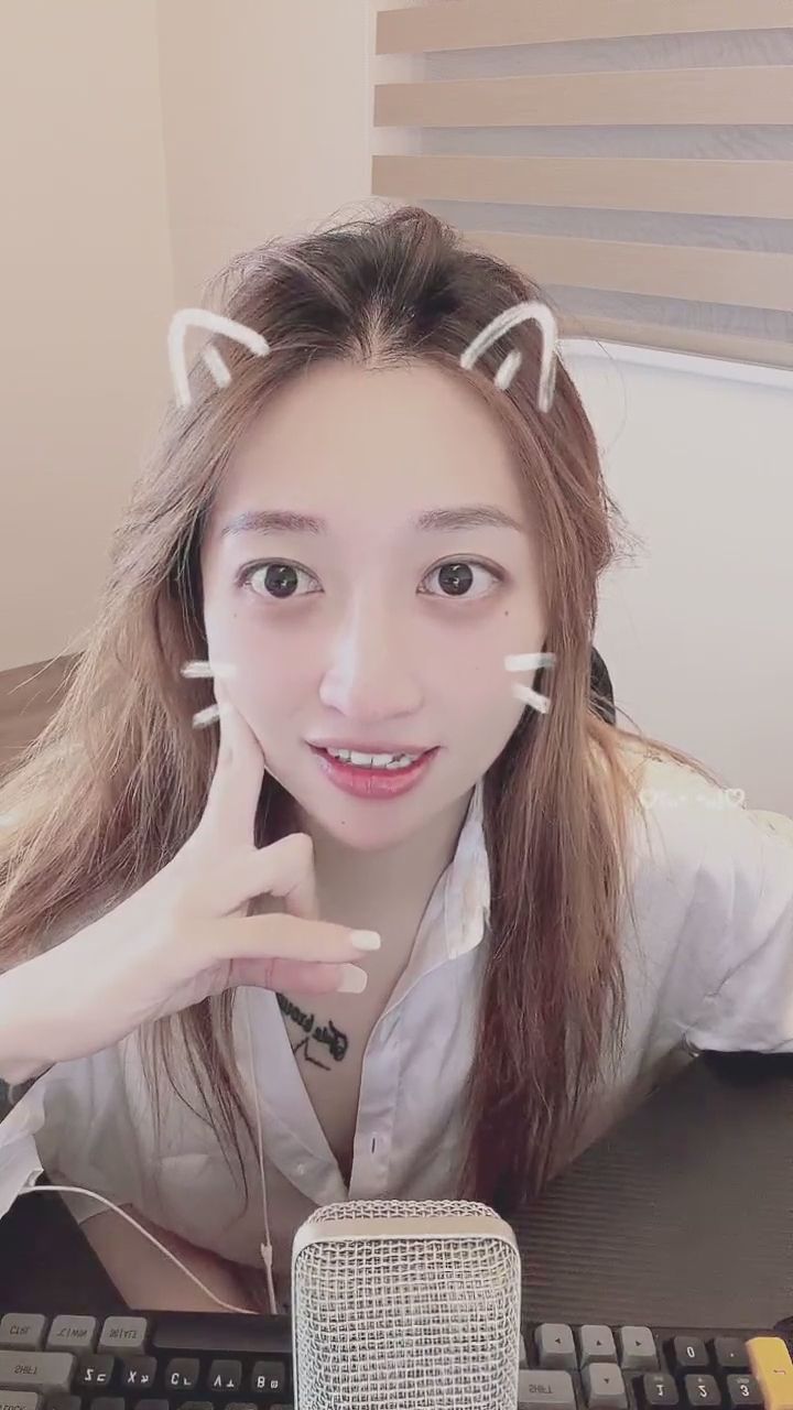 juujiu_ : 靠近一點聽你說話...肩膀的蕾絲好看嗎？🤫 #甜美誘惑 #貓耳 #實況精華