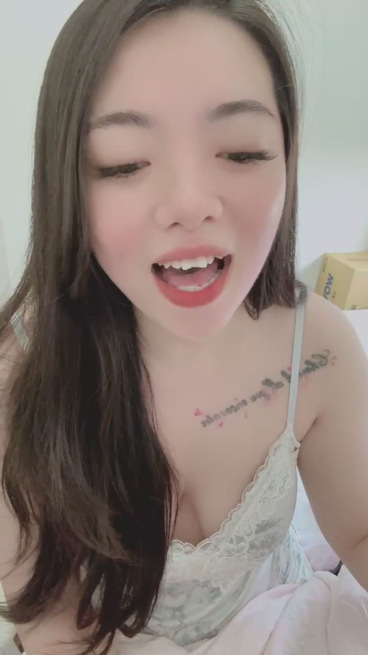 qaz1994_ : 靠近一點,陪我喝口水吧? #近距離 #互動