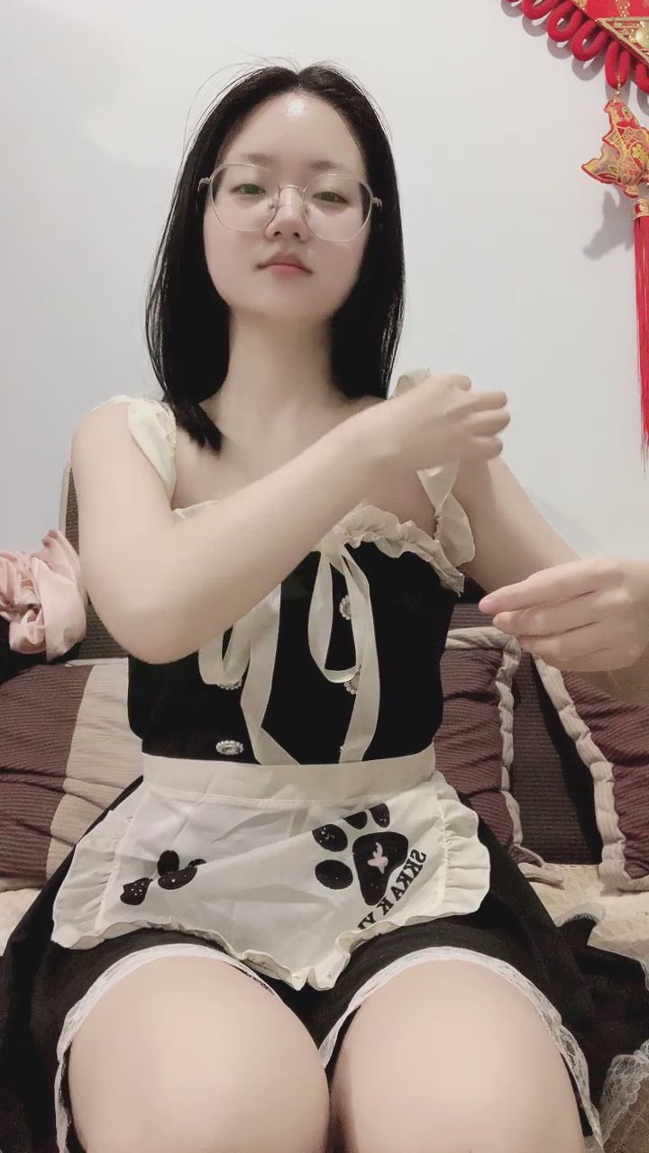  : 戴著眼鏡的可愛女僕裝扮！在鏡頭前展示服裝與整理肩帶，準備好出發囉✨ #女僕裝 #角色扮演 #穿搭展示
