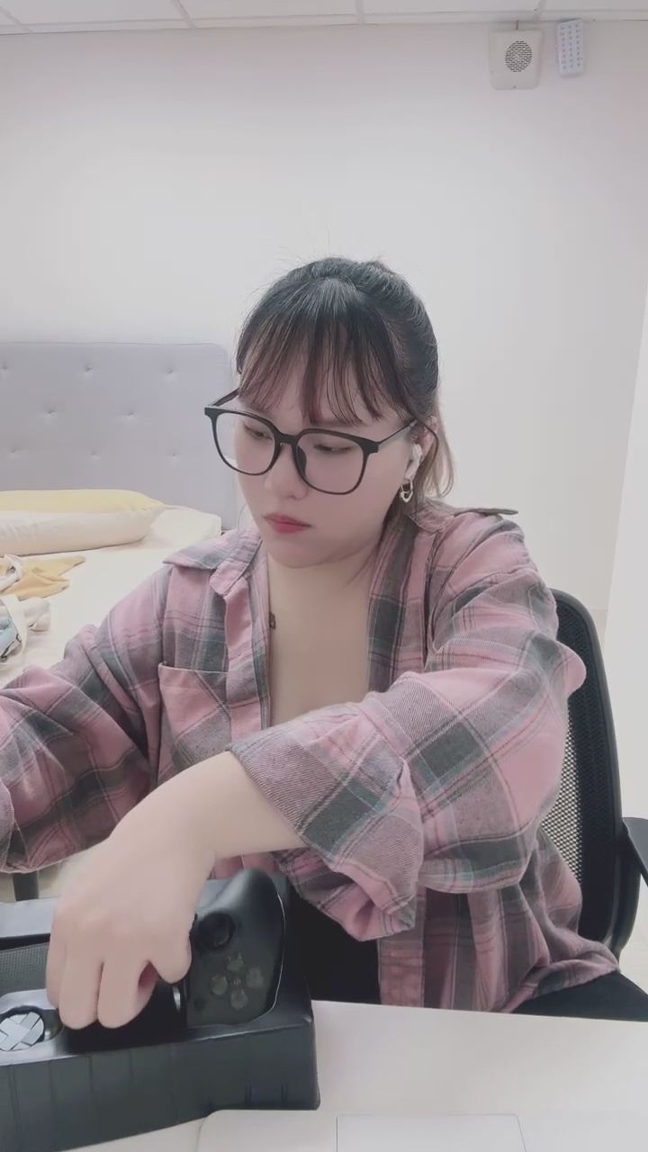 ee971014 : 新裝備開箱！🎮 看看這款手機手把的質感如何？ #開箱 #電競女孩 #遊戲日常