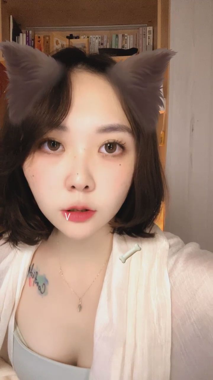  : 捕捉一隻迷路的小貓咪，抬起頭的這個眼神太犯規了！🐱 #貓耳女孩 #心動瞬間 #女友感 #日常陪伴